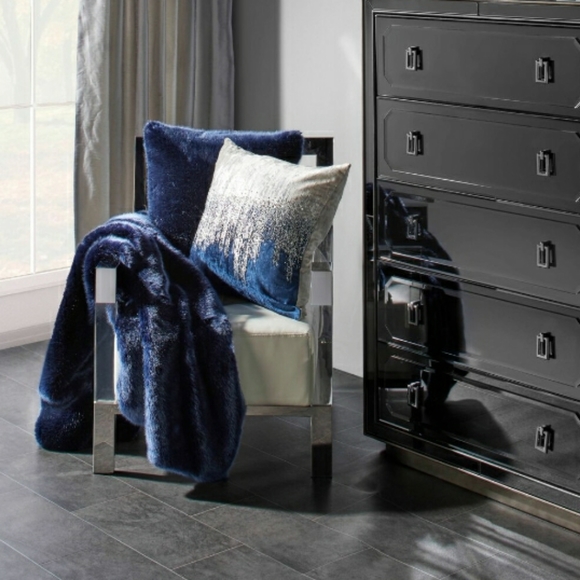 Brand New Gorgeous high end stunning pillow. 22" - Picture 2 of 4